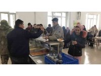 MSB: “Mehmetçiklerimiz, deprem noktalarında vatandaşlarımıza sıcak yemek ikram ederek destek sağlamaya çalışıyor”