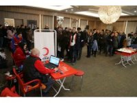 Depremzedelere kan bağışı için birbirleriyle yarıştılar