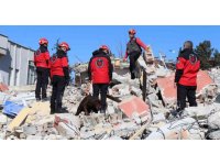 75 yaşındaki beyin cerrahı enkaz altında aranıyor