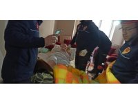 Hasarlı binada mahsur kalan yaşlı kadın kurtarıldı