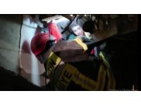 Enkaz altında kalan baba ile kızı göçük altından sağ kurtarıldı