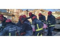 Antalya itfaiyesi Hatay’da enkazdan bir bebeği kurtardı