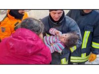 4 yaşındaki küçük kız 6 saatlik çalışma sonucunda sağ salim enkazdan çıkartıldı