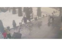 Yıkılan minarenin altında kalmaktan son anda kurtuldular