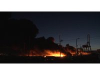 İskenderun Limanı’ndaki yangına helikopter ile müdahale ediliyor