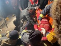 Adıyaman’da 41 saat sonra enkazdan çıkan mutluluk