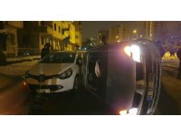 Refüje çarpan otomobil park halindeki aracın üzerine devrildi