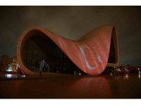 Türkiye’ye destek amacıyla Haydar Aliyev Merkezi’ne Türk bayrağı silüeti yansıtıldı