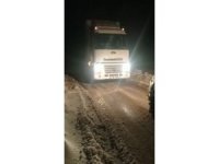 Yoldan çıkan tırın yardımına ekipler koştu