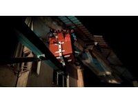 Van’dan giden ekip 80 yaşındaki kadını enkazdan sağ çıkarttı