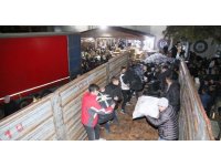 Yüzlerce gönüllü yardım malzemelerini taşımak için insan zinciri oluşturdu