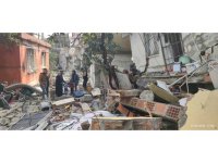 Hatay’da itfaiyeciler enkazdan 2’si çocuk 5 kişiyi canlı kurtardı