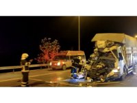 Yardım malzemesi taşıyan kamyonet, yardım malzemesi taşıyan tıra arkadan çarptı