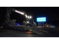 Deprem bölgesine giden tırın taşıdığı iş makinesi yola devrildi