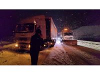 Deprem bölgesine yardım götüren tırlar karda kaydı, yol kapandı
