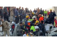 Mehmetçik ve AFAD omuz omuza bir kişiyi daha enkazdan sağ çıkardı