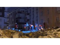 Edremit Belediyesi ekipleri bir anneyi ve bir çocuğu daha kurtardı