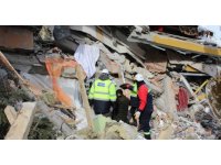 Enkaz altından ses duydular, birbirlerine sarıldılar