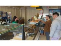 Dükkanın camındaki yazıyı görenler alışveriş için bir birleri ile yarıştı