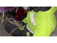 Enkazdaki yaşam koridorundan 4 kişinin kurtarılma anı kameraya yansıdı