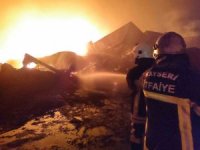 Büyükşehir İtfaiyesi İskenderun Limanı’nda yangınla mücadele ediyor