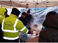 Depremzedelere sıcak çorba