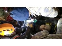 44 saat enkaz altında kalan yaşlı kadın kurtarıldı