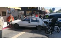 Deprem bölgesine giden minibüs ile otomobil çarpıştı