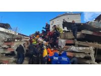 Ezine Belediyesi Arama Kurtarma ekipleri, iki vatandaşı göçük altından sağ olarak kurtardı