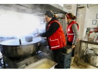 Kızılay afetzedelere sıcak yemek ulaştırmaya devam ediyor