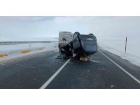 Ağrı’da hafif ticari araç takla attı: 3 yaralı