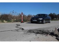 Depremde yolda yarıklar oluştu