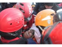 Aynı aileden 3 kişi 61 saat sonra enkazdan sağ çıkartıldı