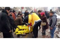 Yakınının enkazdan çıkarılan cenazesini görünce bayıldı