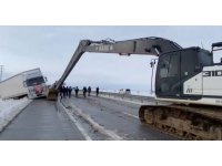 Kaza yapan ayni yardım tırı kurtarıldı