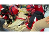 58 saat sonra enkazdan sağ kurtardılar, gözyaşlarına boğuldular