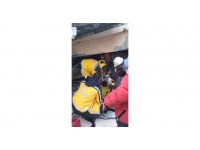 62 saatin ardından alkışlarla enkazdan çıkarılan 18 yaşındaki genç tedavi altına alındı