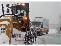 Sındırgı’da kar yağışı ile mücadele sürüyor