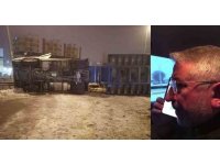 Deprem bölgesine giden ekskavatör yüklü tır kaza yaptı