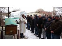 Eşi ile birlikte enkazın altında kalan emekli öğretmen toprağa verildi