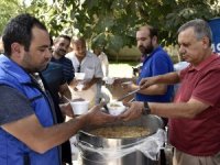 Muratpaşa 3 noktada aşure dağıttı