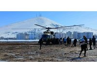 Köylere askeri helikopterlerle erzak sevkiyatı yapılıyor