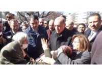 Depremzede kadın Cumhurbaşkanı Erdoğan’a sarılarak ağladı