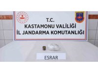 Jandarma ekiplerince üstünde esrar ile yakalanan şahıs gözaltına alındı