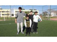 Depremzedeler kamplarda felaketin etkisini unutmaya çalışıyor