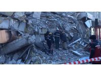 Enkaz altından ses duymak için yoğun çaba sarf ediyorlar