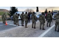 MSB: "10’uncu Komando Tugayımız Adıyaman’da araçların emniyetli geçişlerini sağlamaya devam ediyor."