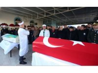 İzmirli uzman çavuş ve annesi yan yana defnedildi