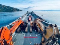 MSB çıkarma gemileri ile deprem bölgesine iş makineleri taşıdı