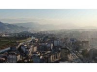 Hatay’da enkaz çalışmalarının ardından gökyüzü toz bulutuyla kaplandı